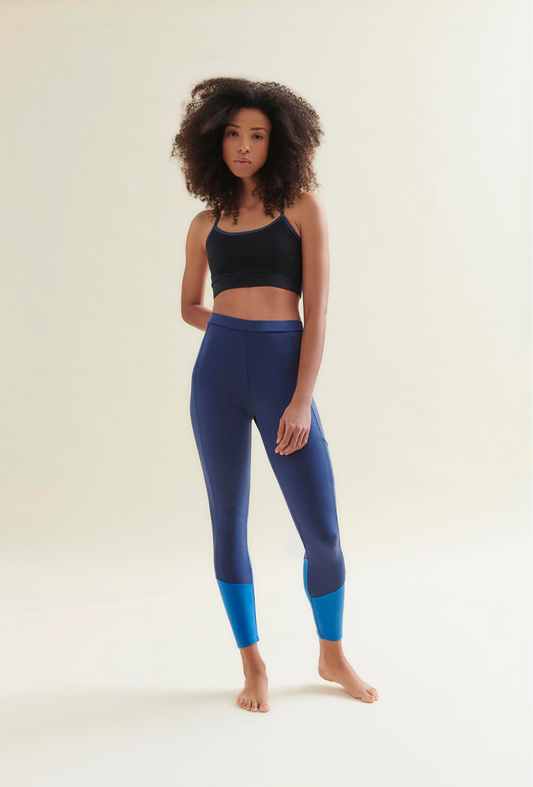 Sustainable black sports bra and eco-friendly blue leggings with a gradient design. Perfect for yoga & pilates outfit!